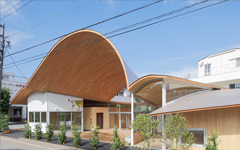 日本一个有大波浪屋顶的托儿所